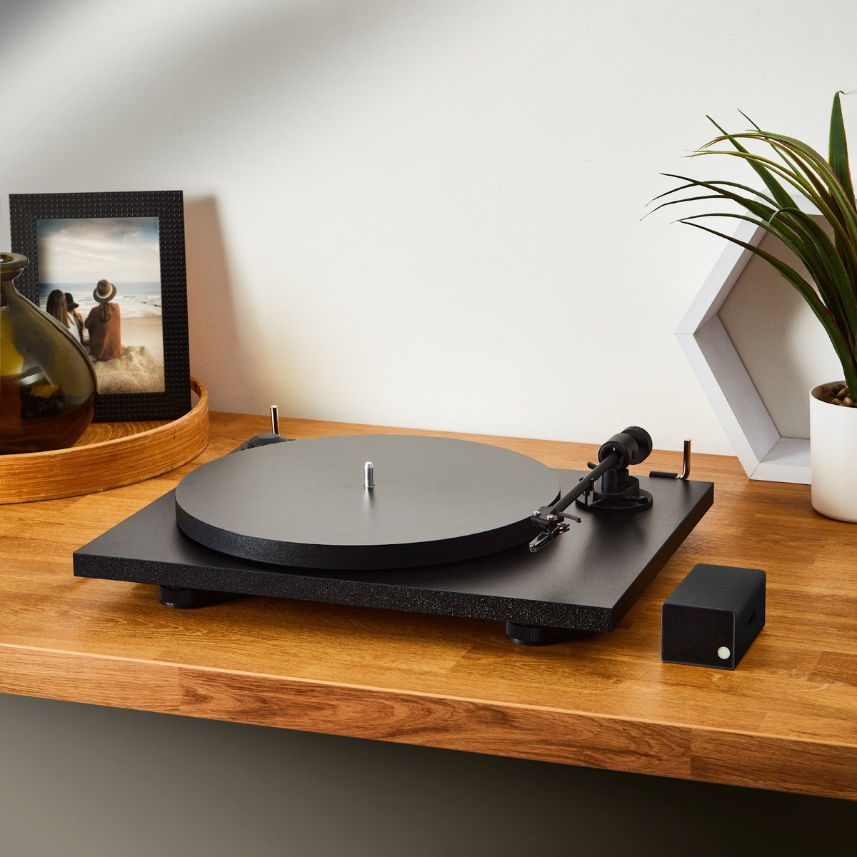 RecCollMag's tweet image. Out 12 Dec., the A2D2 device (below, right) that connects analogue outputs, such as a turntable, CD or cassette player, to a smart speaker system, via A2D2.net.