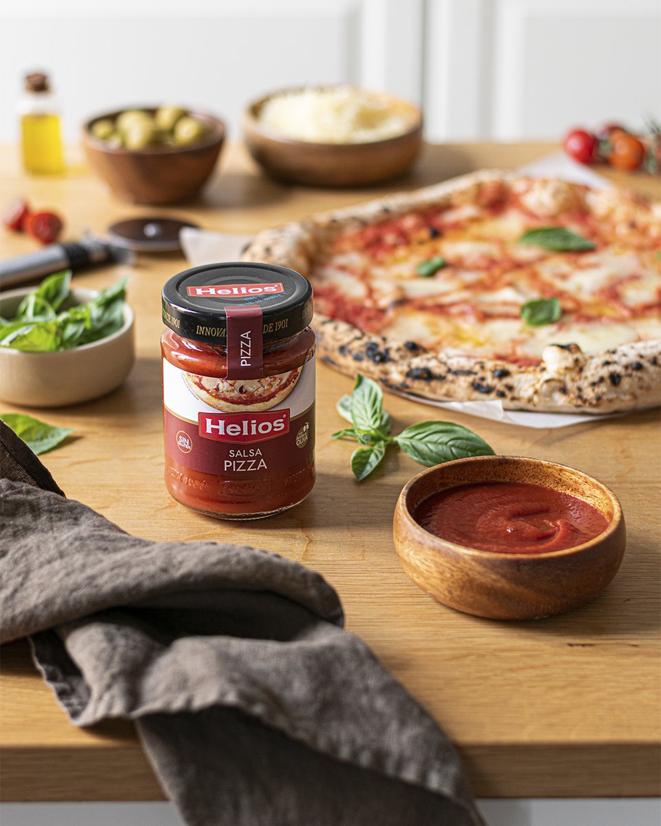 Haz de tu cocina una pizzería gourmet con nuestra salsa para pizza Helios. ¿Te animas a transformar tus ingredientes favoritos en una deliciosa #pizza casera llena de sabor y calidad? ¡El 'secreto está en la salsa'! 😉🍕👩‍🍳

📷 Degustabox