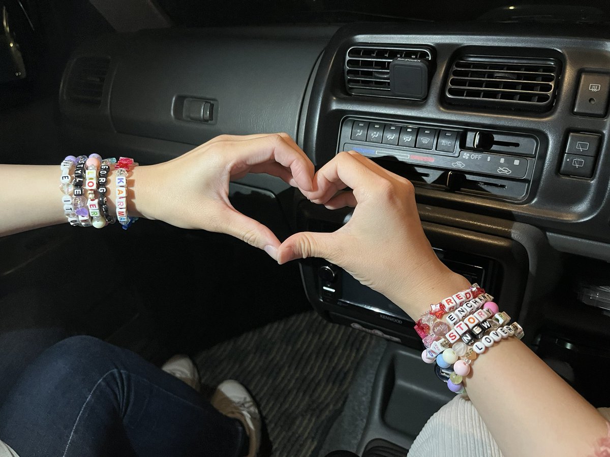 pinklily34's tweet photo. Finally we made Friendship Bracelets 🫶🏻 I’m gonna bring it to Australia that we exchanged!!! https://t.co/vDBCe0pdoa