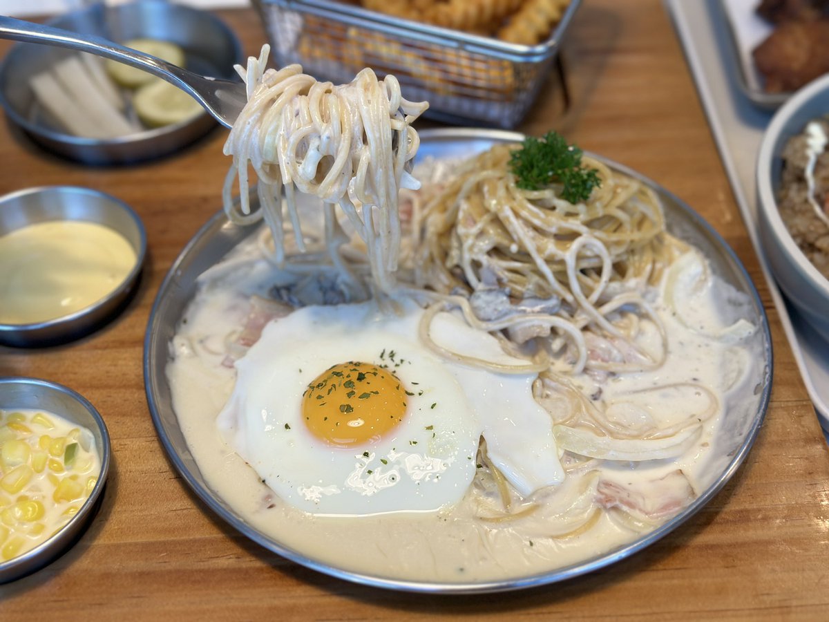 japaikin's tweet photo. คุ้มไม่ไหว ถาดนี้กินได้ 2-3 คน อิ่มแทบทรุด สเต๊กชิ้นใหญ่มาก เนื้อแน่นซอสฉ่ำๆ  สปาเก็ตตี้ก็ดีย์ ตอนนี้มีโปรลด 20% จับคู่จานหลัก + เครื่องเคียงได้เอง เสิร์ฟพร้อมสลัดผัก อิ่มคุ้มที่ SEOGA &amp; COOK อาหารเกาหลี อิตาเลี่ยน
📌Central World ชั้น 7 - Atrium Zone
🕚 11.00-20.30 @aroii https://t.co/lLchFduRM3