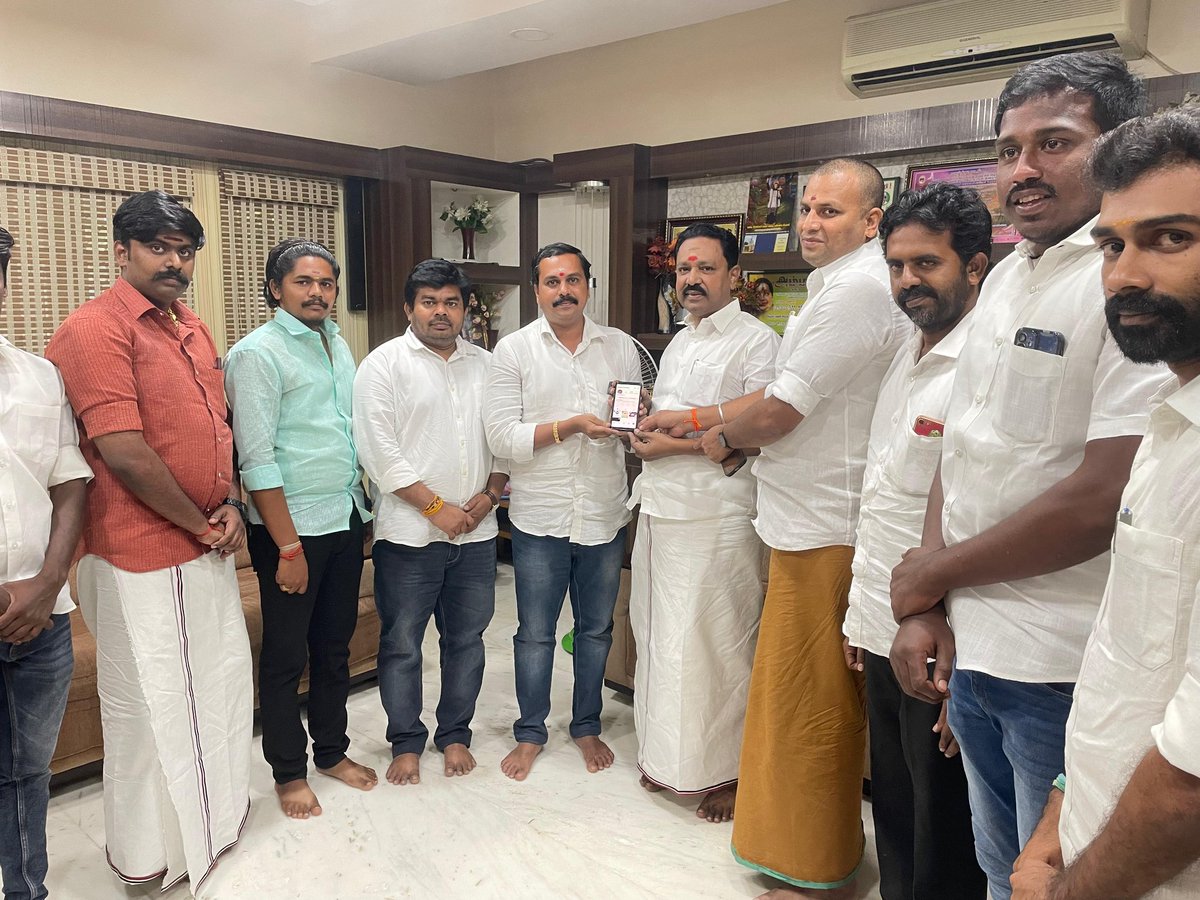 ADMKTenkasi's tweet photo. "#தளத்திலும்_நான்" 
-அதிமுக ஐடி விங் செயலாளரின் திட்டத்தை செயல்படுத்தத் தொடங்கிய திருநெல்வேலி மண்டல தகவல் தொழில்நுட்ப பிரிவு...

மாண்புமிகு அதிமுக பொதுச்செயலாளர், முன்னாள் முதலமைச்சர், புரட்சித்தமிழர் எடப்பாடியார் அவர்கள் கழக தகவல் தொழில்நுட்ப பிரிவை மே��ும் வலுப்ப��ுத்தும் விதமாக வழங்கிவரும் பல்வேறு ஆலோசனைகளை தகவல் தொழில்நுட்ப பிரிவு மாநில செயலாளர் திரு.VVR.ராஜ்சத்யன் அவர்கள் தலைமையிலான நிர்வாகிகள் தமிழகம் முழுவதும் திறம்பட மேற்கொண்டு வருகின்றனர்... 

அந்த வரிசையில், மக்கள் நலனுக்கான போராட்டங்கள், ஆர்ப்பாட்டங்கள், பொதுக்கூட்டங்கள், பொதுமக்கள் சந்திப்புகள் என "களத்தில்" தீவிரமாக பணியாற்றும் தலைமை கழக நிர்வாகிகள், மாவட்ட கழக செயலாளர்கள��, ஒன்றிய, நகர, பேரூர் கழக செயலாளர்கள் உட்பட அனைவரையும் சமூகவலை "தளத்திலும்" செயலாற்றும் வகையிலும், களத்தில் அவர்கள் ஆற்றும் மக்கள் பணி, சமூக வலைதளத்தின் மூலமாக இளம் தலைமுறையினரையும் சென்றடையும் வகையிலும், அவர்களுக்கு தனித்தனியாக பேஸ்புக், எக்ஸ்(ட்விட்டர்), இன்ஸ்டாகிராம் உள்ளிட்ட சமூக வலைதளகணக்குகள் தொடங்கும் திட்டமானது, மாநில செயலாளர் அவர்களின் ஆலோசனையின்படி, "#தளத்திலும்_ந��ன்" என்ற பெயரில் திருநெல்வேலி மண்டல தகவல் தொழில்நுட்ப பிரிவு சார்பில் செயல்படுத்த தொடங்கப்பட்டிருக்கிறது...

அதன் முதல்கட்டமாக, மண்டலத்திற்கு உட்பட்ட திருநெல்வேலி மாவட்டத்தில், திருநெல்வேலி மாநகர் மாவட்ட கழக செயலாளர் திரு.தச்சை N.கணேசராஜா அவர்கள், கழக அமைப்பு செயலாளர்கள் திரு.V.கருப்பசாமி பாண்டியன் Ex.MLA.,அவர்கள், திரு.சுதா K.பரமசிவன் அவர்கள், கழக கொள்கை பரப்பு துணை செயலாளர் திரு.பாப்புலர் V.மு���்தையா அவர்கள், அனைத்துலக எம்ஜிஆர் மன்ற துணை செயலாளர் திரு.ஆர்.பி.ஆதித்தன் Ex.MLA., அவர்கள், மாவட்ட கழக அவைத்தலைவர் திரு.பரணி A.சங்கரலிங்கம் அவர்கள் உட்பட முக்கிய நிர்வாகிகளுக்கு இன்று புதிய சமூக வலைதள கணக்குகள் திருநெல்வேலி மண்டல தகவல் தொழில்நுட்ப பிரிவு செயலாளர் 
முனைவர் S.சிவஆனந்த் அவர்கள் தலைமையில் மண்டல நிர்வாகிகளால் தொடங்கி வைக்கப்பட்டது... 

மண்டல தலைவர் திரு.S.S.அன்பு அங்கப்பன��� அவர்கள் முன்னிலை வகித்தார், இணைச்செயலாளர் வழக்கறிஞர் திரு.சி.மந்திரமூர்த்தி அவர்கள், துணைச் செயலாளர்கள் திரு.M.அழகு காசி ஈஸ்வரன் அவர்கள்,  திரு.H.ராமகிருஷ்ண கார்த்திக் அவர்கள், திரு.S.M.கருப்பசாமி அவர்கள், பொருளாளர் திரு.P.விஜயவேல் அவர்கள் மற்றும் த��வல் தொடர்பு பிரிவு நிர்வாகிகள் திரு.வேல் அவர்கள், திரு.பாண்டி அவர்கள், திரு.செந்தூர் அவர்கள், திரு.சுந்தர் அவர்கள், திரு.சிவா அவர்கள், திரு.கருப்பசாமி அவர்கள், திரு.ராமசாமி அவர்கள் உட்பட பலர் உடன் கலந்துகொண்டனர்...

@EPSTamilNadu @AIADMKOfficial @AIADMKITWINGOFL @satyenaiadmk