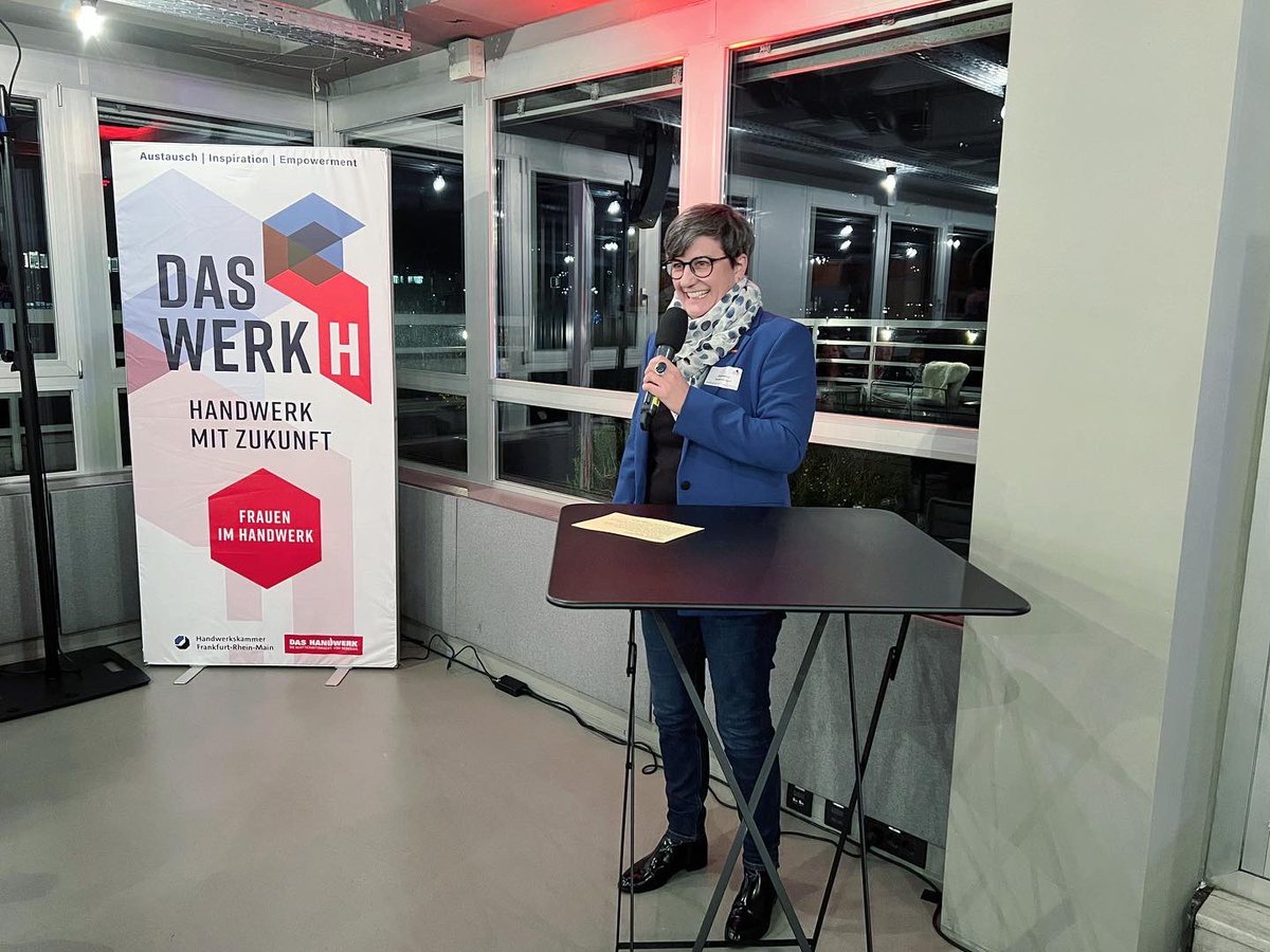 HWK_RheinMain's tweet photo. Letzte Woche fand die 3. Veranstaltung des Frauennetzwerkes WerkH statt. Der Abend stand unter dem Motto "Respekt vernetzt", weshalb auf eine Begrüßung durch Kammerpräsidentin Susanne Haus ein Impulsvortrag von Rhetorik-Trainer René Borbonus folgte. #hwkfrankfurtrheinmain https://t.co/C9rgHS88rV