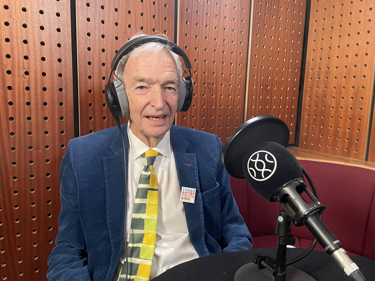 _CarolMorley's tweet image. A thrill and joy to meet Jon Snow  @jonsnowC4  to record a podcast for his #snowcast I loved being interviewed by him about #typistartistpirateking and more! And my friend Liane loves him- so he sent her a video message! 💕