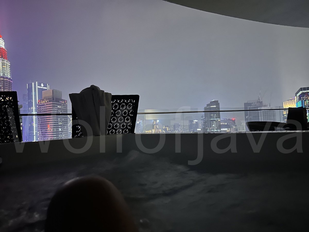 WolfOfJava's tweet image. Pov mandi sore di penthouse.

Stunning sih. Good make love ambience.
