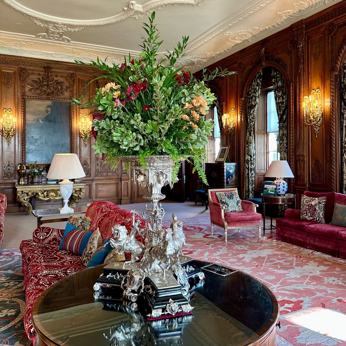 Blooms of autumn adding a touch of elegance to our charming Walnut Drawing Room 🌺🍁 
#autumnvibes #autumnfloral #countryhouse #historichomes #stylishinteriors #elegantinteriors #grandinteriors #autumnmood