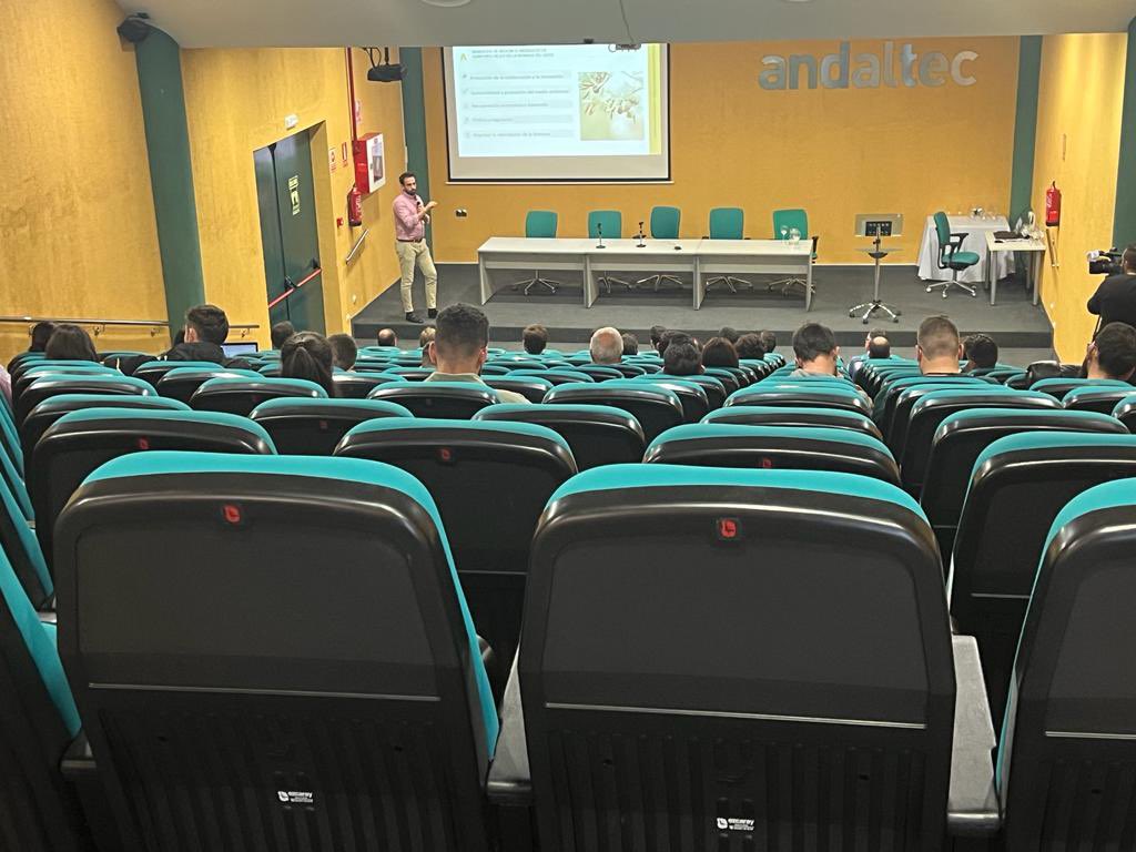 LCompolive's tweet photo. 🔴 📷 DIRECTO #workshop #LIFEComp0live
👇
https://t.co/76KB3VSfFh
Rafael Castillo de @CTAndalucia ofrece una ponencia sobre la colaboración público-privada como llave para avanzar en la innovación https://t.co/kl4CRYcjpT