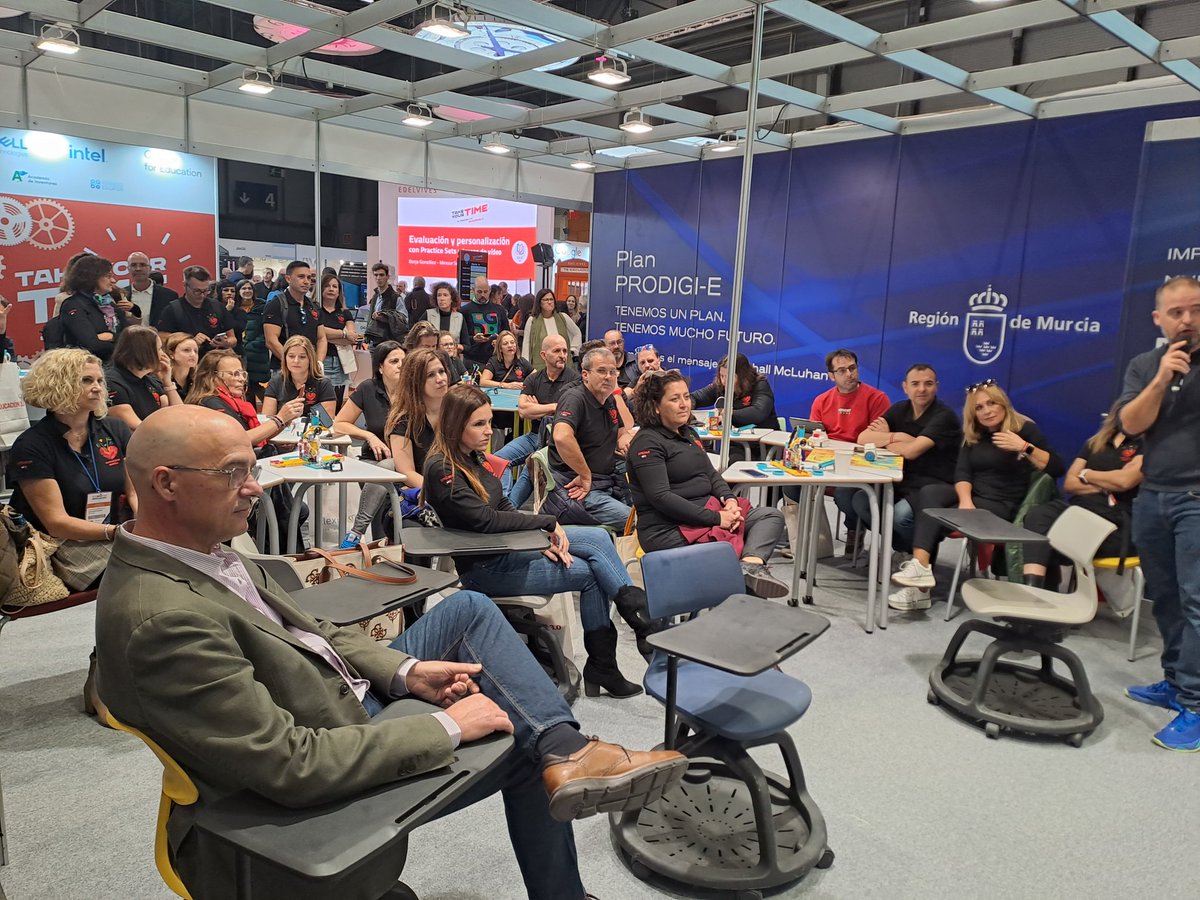 Educarm's tweet photo. Equipos directivos de centros de la #RegióndeMurcia y @FIntegraDigital presentan en @SIMOEDU_ proyectos innovadores de robótica, atención a la diversidad, nuevas tecnologías y gamificación. 

Más de un centenar de docentes conocen en #SIMOEDU23 las últimas tendencias. https://t.co/TfX56JgSSG