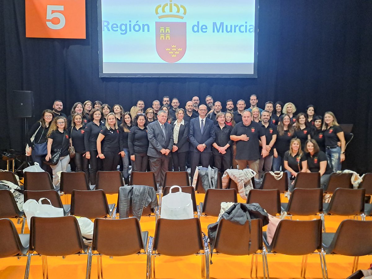 Equipos directivos de centros de la #RegióndeMurcia y <a href="/FIntegraDigital/">Fundación Integra Digital</a> presentan en <a href="/SIMOEDU_/">SIMO EDUCACIÓN</a> proyectos innovadores de robótica, atención a la diversidad, nuevas tecnologías y gamificación. 

Más de un centenar de docentes conocen en #SIMOEDU23 las últimas tendencias.