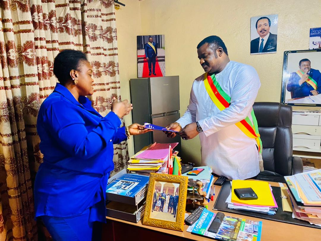 ActionGender's tweet photo. Partnering with Local Authorities in the Localization process is key. @gnwp_gnwp program coordinator for Africa &amp; @ActionGender received by the 1st Deputy Mayor of B'da II Council &amp; the Mayor of Bali Council. Phase 3: Local Steering Committee @USEmbYaounde  @StateGWI #WPSforSHE https://t.co/aJ0seejRdW