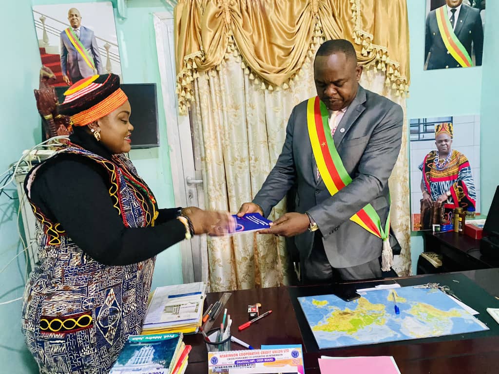 ActionGender's tweet photo. Partnering with Local Authorities in the Localization process is key. @gnwp_gnwp program coordinator for Africa &amp; @ActionGender received by the 1st Deputy Mayor of B'da II Council &amp; the Mayor of Bali Council. Phase 3: Local Steering Committee @USEmbYaounde  @StateGWI #WPSforSHE https://t.co/aJ0seejRdW