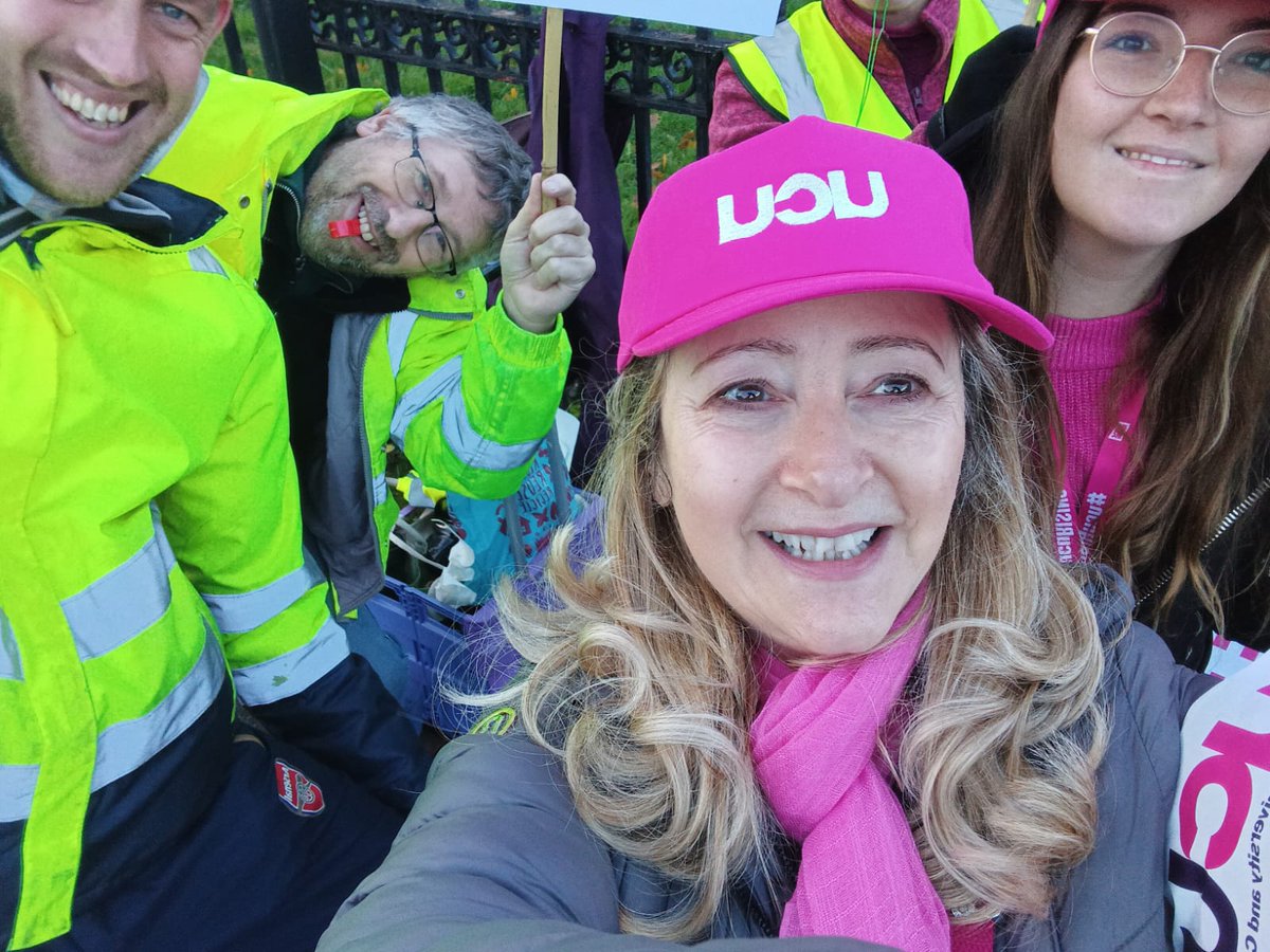 Lots of beeps supporting us today.
#FurtherEducation #StrikeAction #FairPay @ucu at Myerscough College, Croxteth