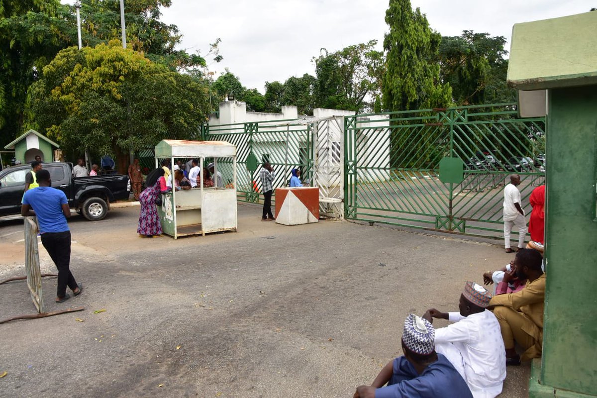 TrustRadioLive's tweet photo. Yajin Aiki: Hotunan yadda ma'aikatan Majalisar tarayya suke tsaya a waje, lokacin da suka tarar da kungiyar kwadago ta kulle majalisar.
#Strike #Emilokan #Tinubu #TheNLC
Hotuna: Onyekachukwu Obi https://t.co/p6mZystDCw