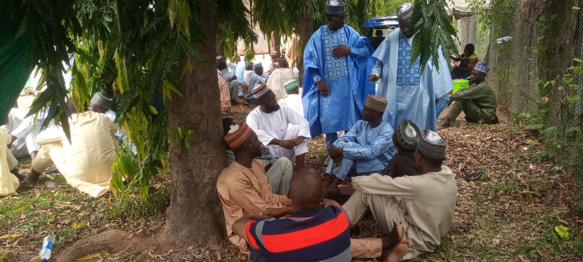 TrustRadioLive's tweet photo. Yajin Aiki: Hotunan yadda ma'aikatan Majalisar tarayya suke tsaya a waje, lokacin da suka tarar da kungiyar kwadago ta kulle majalisar.
#Strike #Emilokan #Tinubu #TheNLC
Hotuna: Onyekachukwu Obi https://t.co/p6mZystDCw