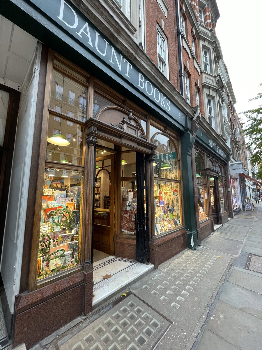 Sitting pretty, before the blast of rain 🌧️ #londonbookshops #britishweather