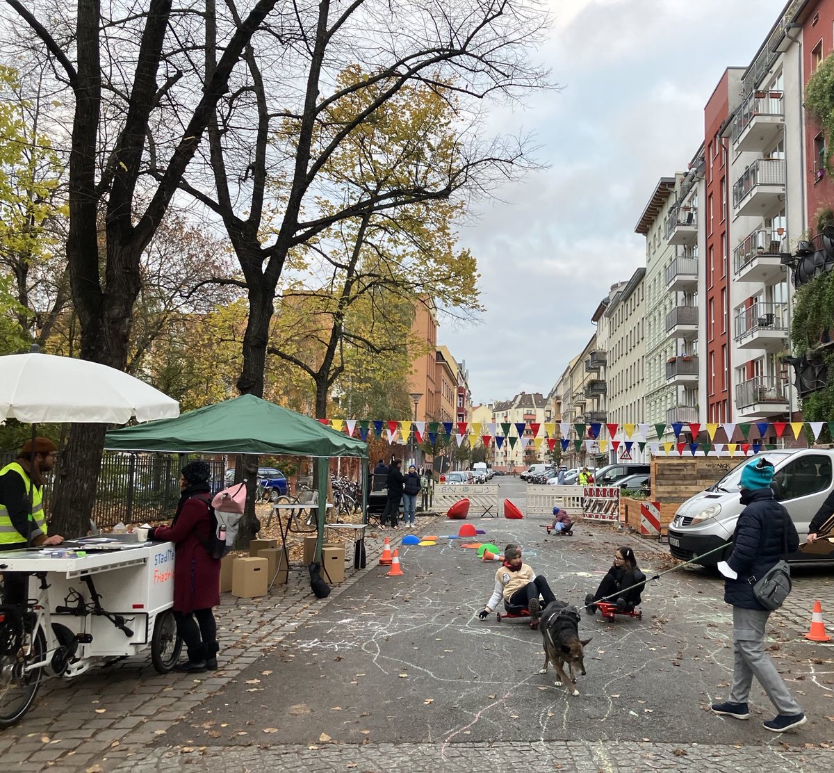 In der Jessnerstraße in #Xhain fand am Sonntag der erste Teil der Vor-Ort-Beteiligung zur Verkehrsberuhigung im #Ostkreuz-Kiez statt. Dieses Wochenende gibt es zwei weitere Veranstaltungen. berlin.de/ba-friedrichsh…