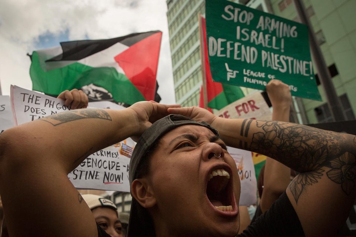 raffylerma's tweet photo. Filipino activists clash with police as they march towards the US Embassy in Manila to protest the US backed genocidal siege waged by Israel in Gaza. https://t.co/GyasrOmJBW