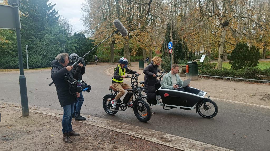 JelmerBraaksma's tweet image. 📺 NPO 2, 19 November 22:05
Hoeveel energie bespaart de omstreden fatbike vergeleken met een normale fiets?

In de aflevering van @pointer_kroncrv  van aankomende zondag voer ik, in kader van mijn PhD, een ademgasanalyse uit en leg ik uit welke impact dit heeft op de fietser.