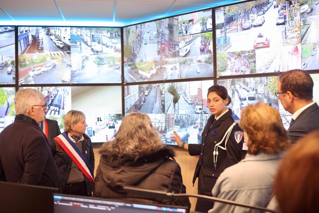 saintmande's tweet photo. 🏠👮‍♂️ Inauguration du nouveau poste de #Policemunicipale et du Centre de Supervision Urbain (#CSU) de #saintmande par @JulienWeil, Maire de Saint-Mandé, Bachir Bakhti ss préfet de @Prefet94, la municipalité et les forces de l'ordre.
👮‍♂️ 18 bis chaussée de l’Etang 
7j/7 – 24h/24 https://t.co/vnIiiW12Hu