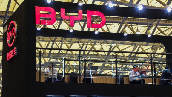 shanghaidaily's tweet image. China's leading electric vehicle (#EV) manufacturer #BYD will start to sell a new model of #midsize #electricbus in #Japan to meet the growing demand for green public transportation. shine.cn/biz/auto/23111…