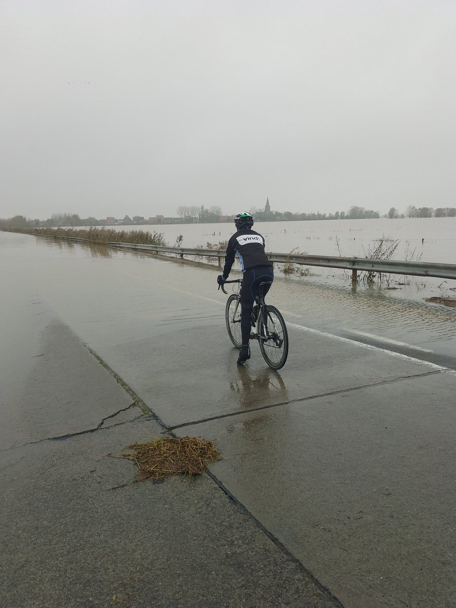 davyvantomme's tweet photo. West Vlaanderen lijkt meer en meer op één groot meer😥 #noodweer #regen #westhoek https://t.co/ZnDrX0xAHh