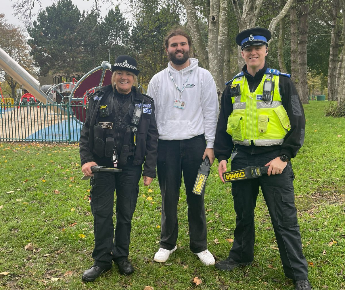 Tamworth NPT and ASB Harmony have completed a sweep of the Castle Grounds area today, including carparks & Stryker's as part of our week of action to #DitchTheBlade. 
By using metal detector scanners, we found various metallic objects in undergrowth, but thankfully NO blades!
