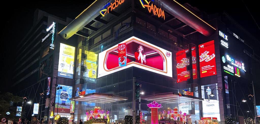 RishabhKaushikk's tweet photo. Experience the sweet indulgence of KitKat's 3D anamorphic LED display in Gurgaon, Bengaluru and Mumbai—a visual treat by 2020AD
#kitkat #nestle #chocolate #3DAnamorphic #OOH #2020AD #dynamixmedia #walkthetalk https://t.co/PVi5scRE9q