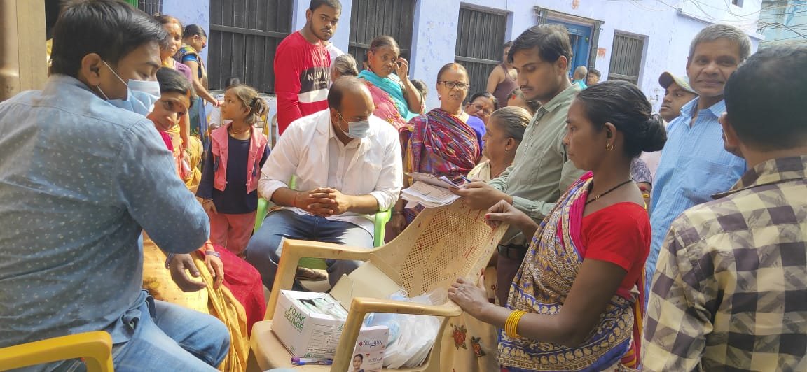 CHCmanpur's tweet photo. आज मानपुर प्रखंड में पटवा टोली की जनता को डेंगू और चिकनगुनिया के संक्रमण और उससे बचाव के तरीकों के बारे में जागरूक किया गया, साथ ही 35 से अधिक मरीजों का हालिया लक्षणों के लिए परीक्षण भी किया गया
#nvbdcp #Dengue_डेंगू 
#chikunguniya_चिकनगुनिया
#स्वस्थ_बिहार_समृद्ध_बिहार https://t.co/mmsIEJpavx