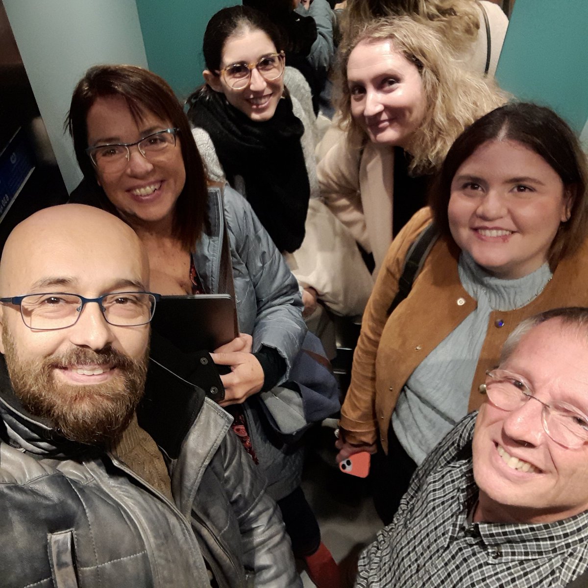 Hoy el ascensor de la UNED es el metro cuadrado con la mayor densidad de fonetistas del mundo. Y conste que no hemos cabido todos.