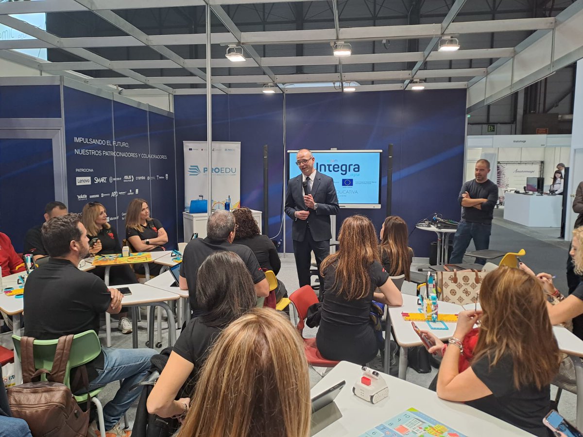 🏫 La #RegióndeMurcia lleva a ‘Simo’ Madrid su apuesta por la innovación de los centros educativos.

👉 Equipos directivos de centros de la Región y la Fundación Integra Digital exponen sus proyectos.

🔗 carm.es/web/pagina?IDC…