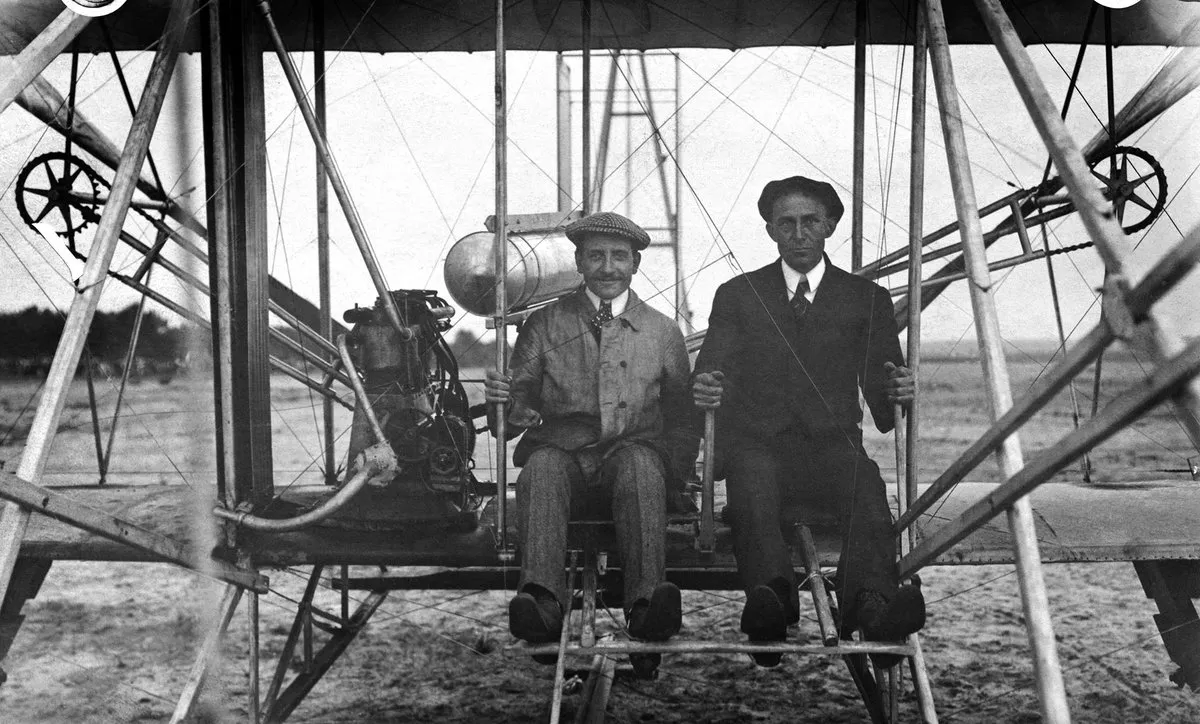 1903'te Wright Kardeşler, Kitty Hawk, Kuzey Carolina'da dünyanın ilk uçuşunu gerçekleştirdi.