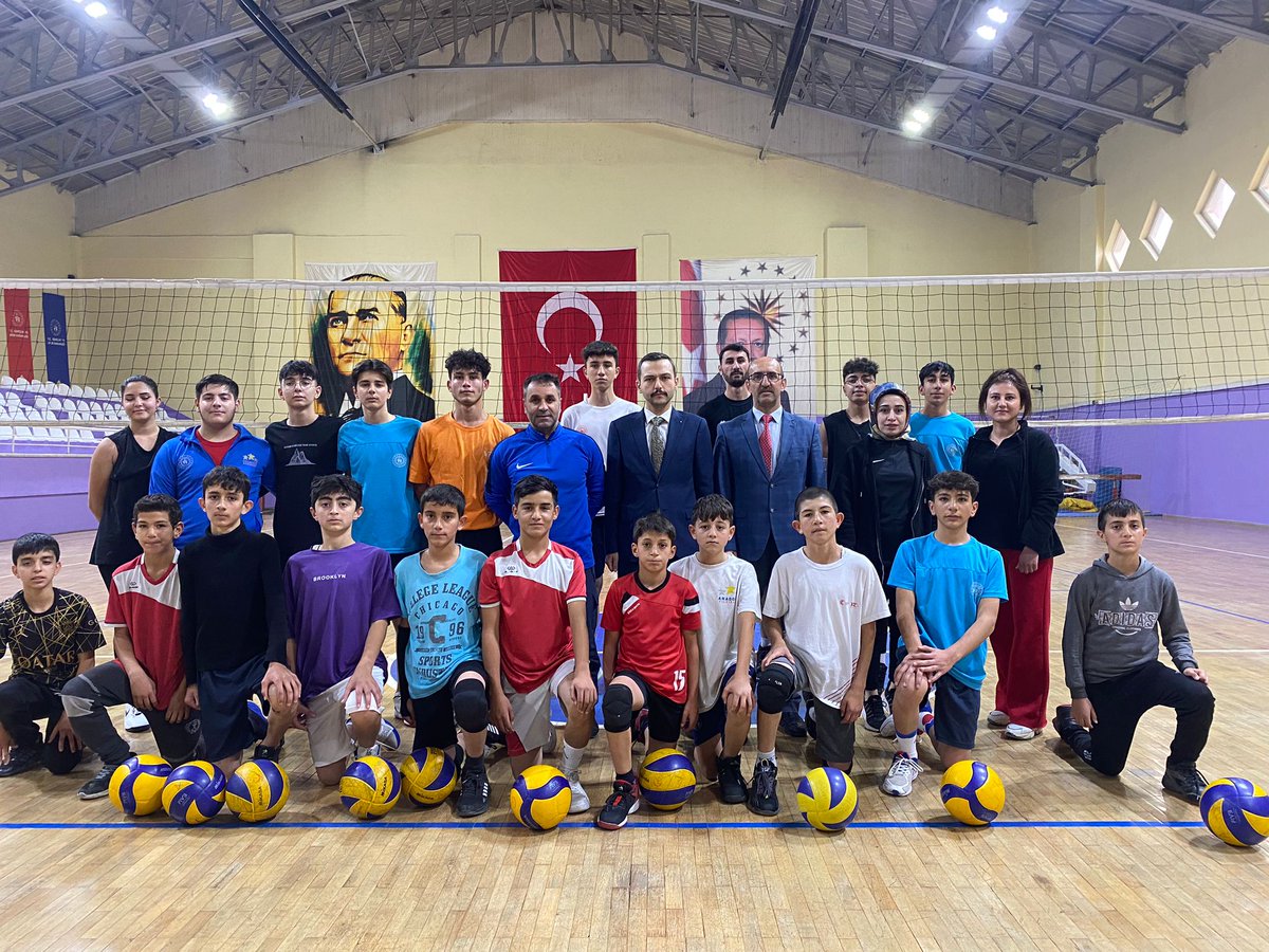 AskaleKaymkmlg's tweet photo. Kaymakamımız Sn Emre OĞUZTÜRK Gençlik ve Spor İlçe Müdürlüğünü ziyarette bulundu. Gençlik ve Spor İlçe Müdürü Sn Şuayip GACIR'dan sportif faaliyetler hakkında bilgi alarak voleybol müsabakalarına katılacak öğrencilere başarılar diledi. https://t.co/uQy6PVFQu5