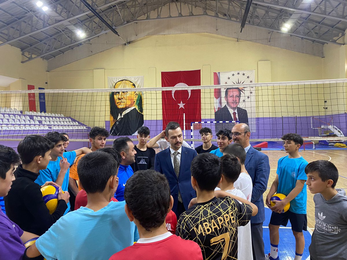 AskaleKaymkmlg's tweet photo. Kaymakamımız Sn Emre OĞUZTÜRK Gençlik ve Spor İlçe Müdürlüğünü ziyarette bulundu. Gençlik ve Spor İlçe Müdürü Sn Şuayip GACIR'dan sportif faaliyetler hakkında bilgi alarak voleybol müsabakalarına katılacak öğrencilere başarılar diledi. https://t.co/uQy6PVFQu5