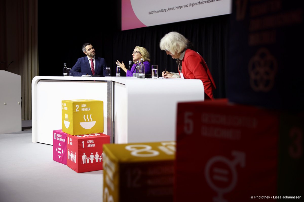BMZ_Bund's tweet photo. #LeaveNoOneBehind – Mit Vertreter*innen der Zivilgesellschaft hat Ministerin Schulze über den Kampf #gegenArmut, #gegenHunger & Ungleichheiten weltweit gesprochen. Dieser Dialog und Austausch gibt uns wichtige Erkenntnisse und konkrete Anregungen zur Ausgestaltung unserer Arbeit. https://t.co/3p8BjSpIav