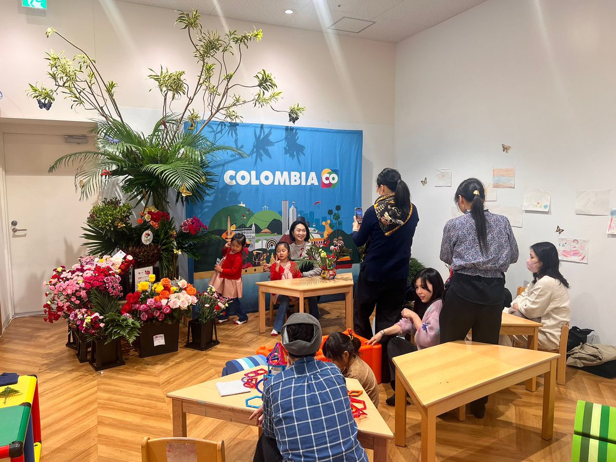 asocolflores's tweet photo. La alegría florece en Børnelund ボーネルンド: niños japoneses descubriendo la magia de las #FloresdeColombia en divertidos talleres, creando coloridos recuerdos entre pétalos y sonrisas.💐✨
#FlowersOfColombia #DiversityThatInspires #Asocolflores https://t.co/HzdYkTb7mO