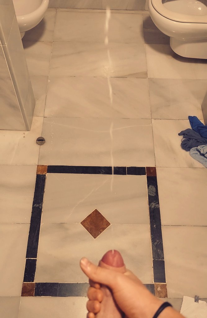 This cumshot felt so great! 🥵🍆💦 Didn't come in a couple days so I really needed to. Would you be able to catch all of it? 😉 Watch the full video on my F2F