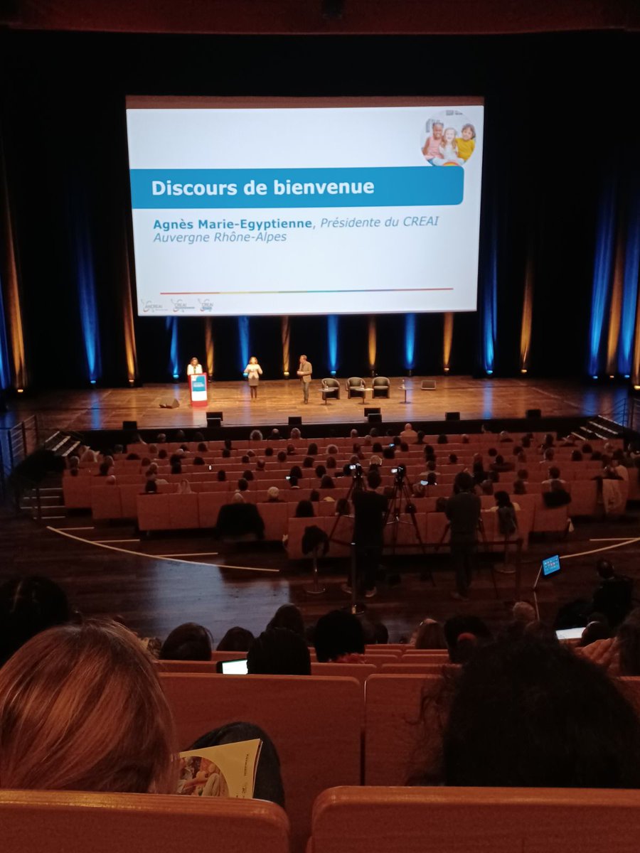 Des personnels des SESSAD et IME de l'@ApajhAude participent aux journées nationales 'école inclusive ! Ecole pour tous ?' à Lyon. 'L’école inclusive devrait être l’école pour tous ! Mais l’école d’aujourd’hui permet elle réellement à tous les enfants d’y accéder ?'. @Ancreai_