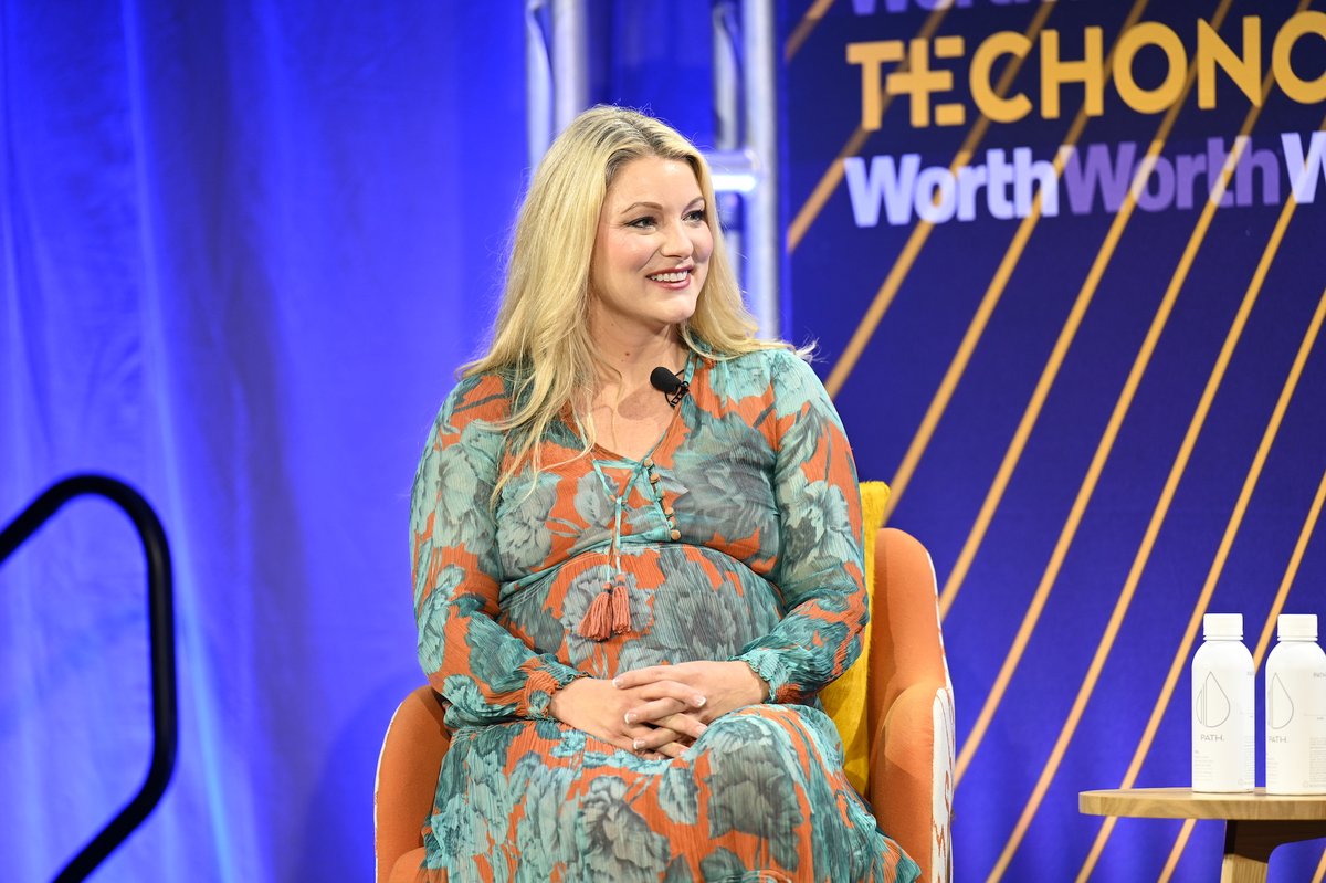 techonomy's tweet image. @KPMG&apos;s Charisse Dean and @Microsoft&apos;s Katharine Kennnedy joined Jim McCann on the #Techonomy23 stage to discuss the use of AI for social good, transparency around AI and the landmark agreement between the two companies that puts AI at the forefront of professional services.