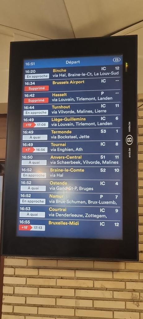 AliceKesenne's tweet photo. MAIS ! 🤯
Ils se prennent pour qui genre la @SNCB avec leur changement de police et de charte graphique sauvage ?! 
NB : Calculez pas les retards et suppressions, ça c'est normal 😬 https://t.co/sloIoRpA4u