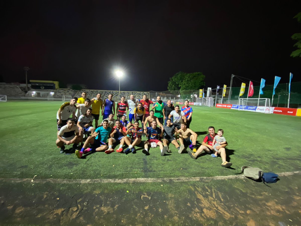 Entrenamiento intenso con los amigos de @losmaterialesfc 🤙🏻

Esta vez nosotros nos llevamos los dos partidos 💙🤍

Los dos refuerzos ya se presentaron al entrenamiento y trabajaron con normalidad, nos vemos mañana 🫵🏻

#SomosPueblo #Entrenamiento