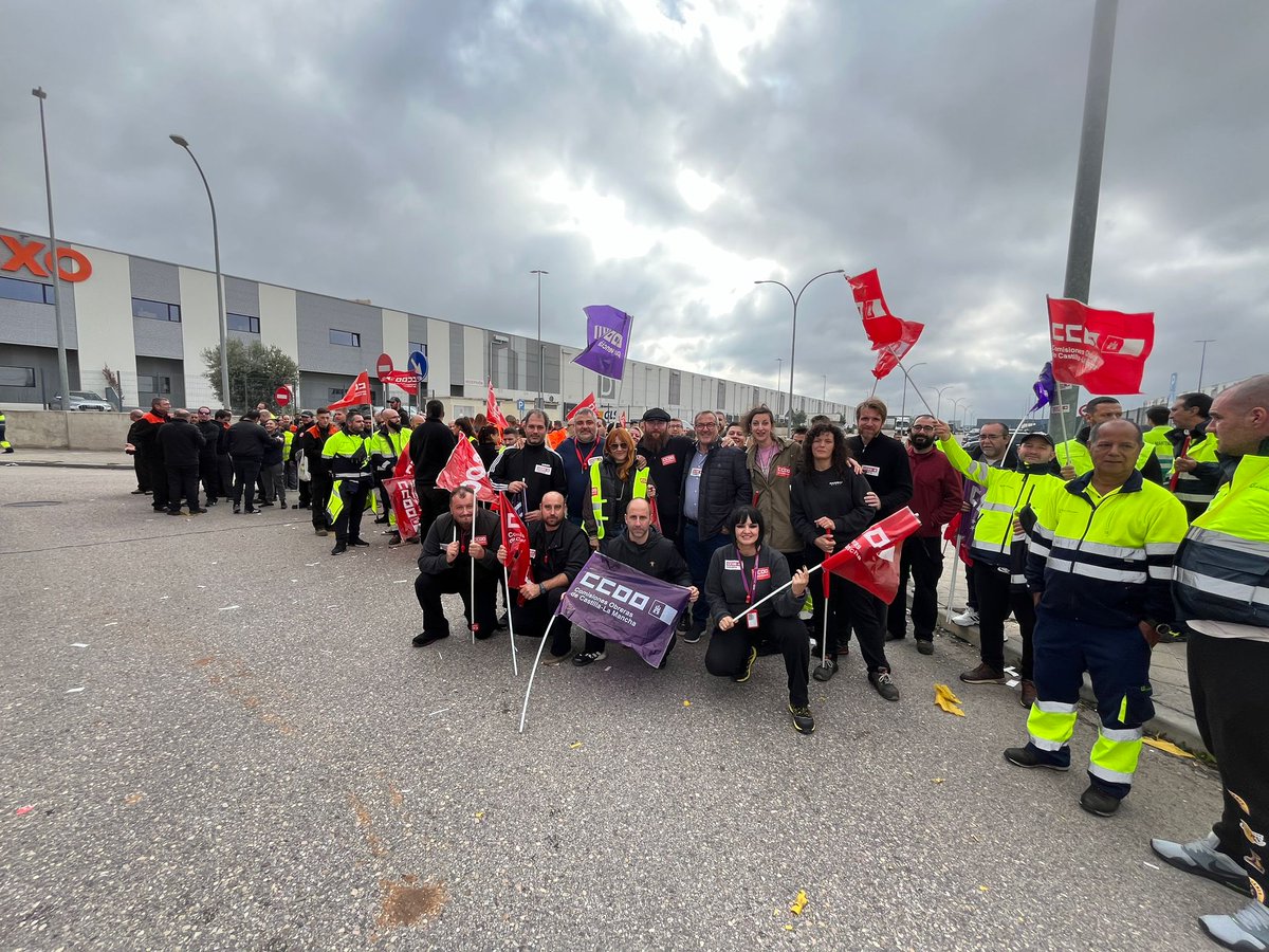 Hoy en #Guadalajara, junto con los comités de #Pull&Bear y #ZaraHome, apoyando en piquete en la jornada de huelga en la #logística. Las patronales no aceptan las propuestas sindicales que favorezcan unas condiciones laborales dignas en el sector.
#SalarioOConflicto