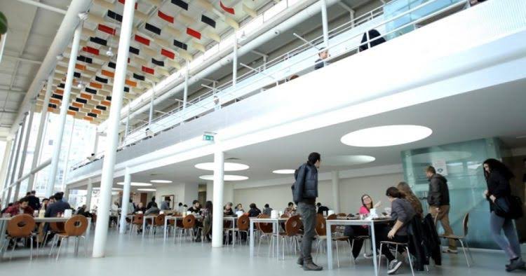 Özelleştirmenin sonucu zehirlenme!

İTÜ’de onlarca arkadaşımız özelleştirilen yemekhane yüzünden zehirlendi. Özelleştirme bizler için niteliksiz yemek, şirket için öğrencinin sırtından para kazanmak demektir. Nitelikli beslenme hakkımız için özel şirket yemekhaneden kovulmalıdır!