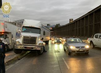 OVIALCDMX's tweet photo. #PrecauciónVial | Tráiler descompuesto en Circuito Interior a la altura de Peñón dirección Aeropuerto. #AlternativaVial Eje 3 y 5 Norte. https://t.co/bUhoqz7qUk