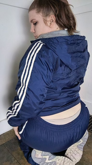 Finally found a cute three stripe jacket to match my pants https://t.co/YO8VOl1XPC