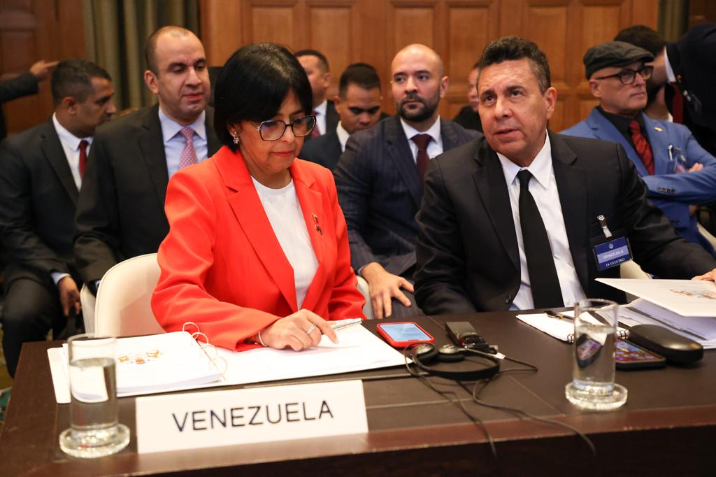 #LoDijo || <a href="/delcyrodriguezv/">Delcy Rodríguez</a>: Explicó que no hay novedad ante la solicitud presentada por Guyana de suspender el referendo consultivo sobre la Guayana Esequiba. “Ellos se están preocupando sobre el derecho que tiene el pueblo venezolano a la autodeterminación”.

#14Nov