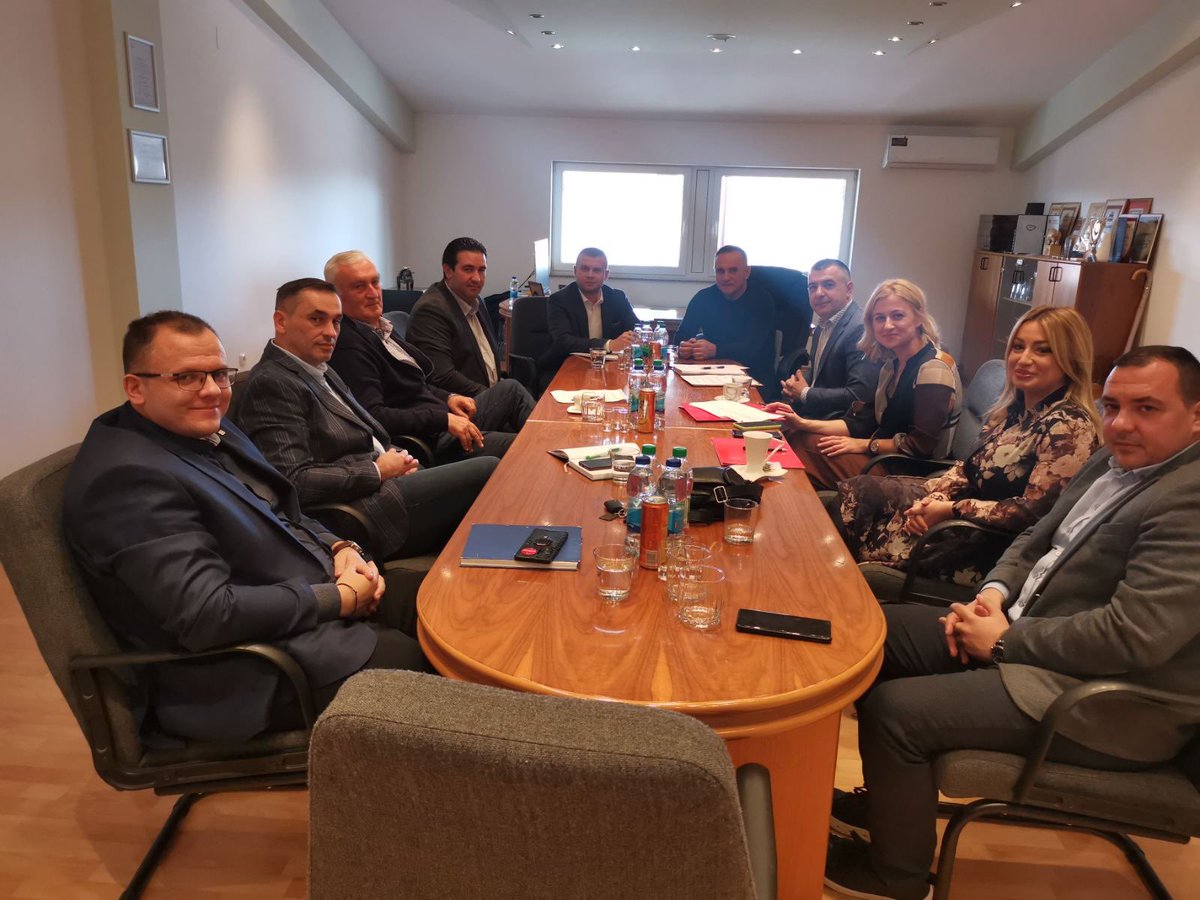 Помоћници министра пољопривреде Републике Српске Горан Бурсаћ и Саша Лалић у привредном друштву "Тривас" д.о.о. Прњавор присуствују сједници ИО Удружења пољопривреде и прехрамбене индустрије Привредне коморе Републике Српске.