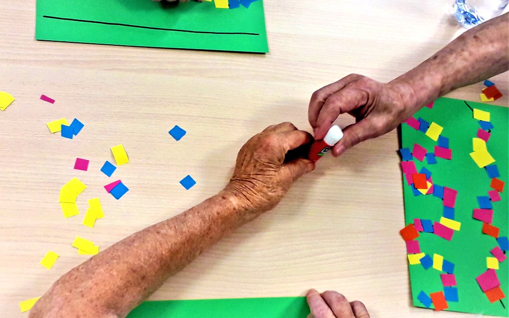 accentsocial_'s tweet image. 👵🏻👴🏼Els tallers sensorials ajuden a la #GentGran a treballar la vista, el tacte, la #motricitat fina, la coordinació i l&apos;atenció.

🙋🏻‍♀️A nivell social, millorem habilitats de compartició del material i l&apos;espai, paciència, coordinació com a equip... Conversem, riem, gaudim!