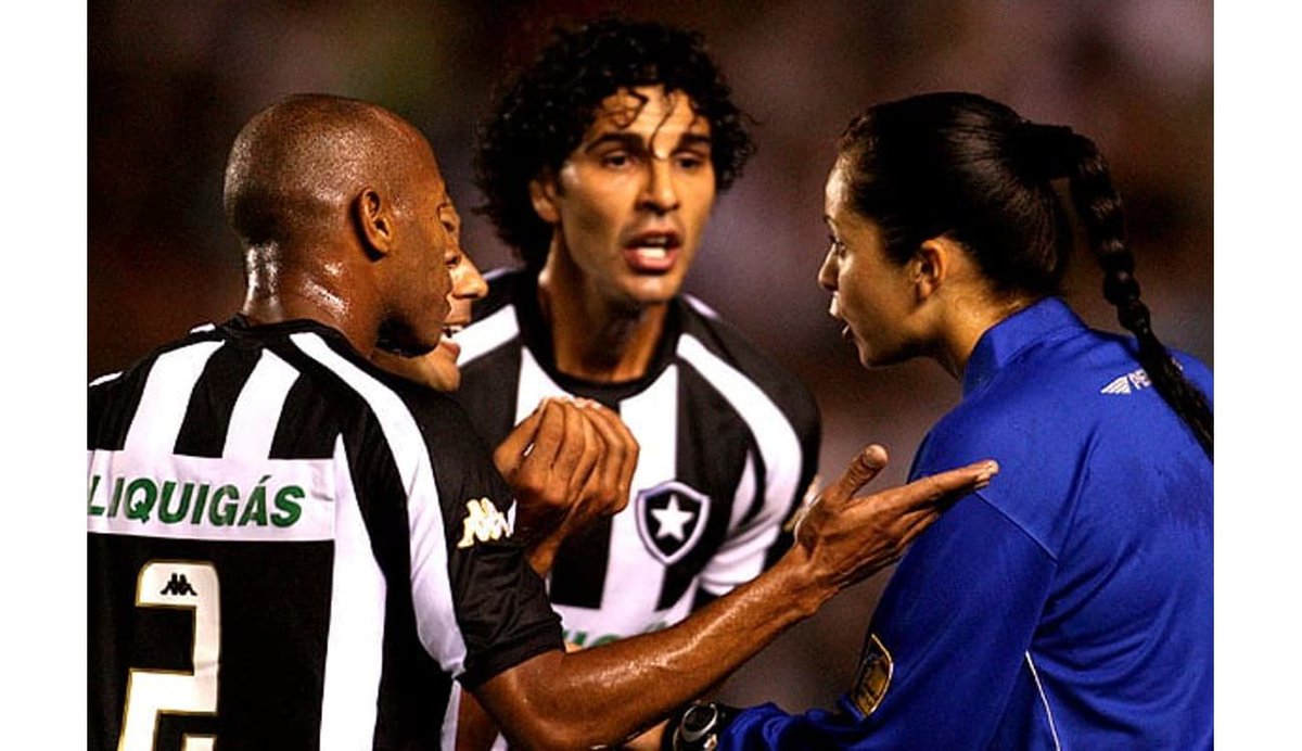 informafogo's tweet photo. "Eu acho que foi uma noite fatídica, uma declaração infeliz de um dirigente numa época em que se podia agir de forma errônea. Acho que hoje, se um dirigente viesse a público e falasse metade do que ele falou a sociedade iria massacrar. Acho que naquele momento ele se sentiu legitimado para fazer o que ele fez. Infelizmente. E foi. Porque a minha carreira depois dali não voltou a ser a mesma. E se eu acho que teve interferência para o futuro? Eu acho que sim. Se eu sinto raiva ou rancor desse momento? Não. Repito: acho que tem coisas na vida que a gente tem que passar e Deus está preparando para algo maior. Se eu não tivesse passado por todos esses ataques ao meu âmago, talvez não tivesse tido força para liderar um grupo como eu tive nesses últimos quatro anos. Na verdade, agradeço a essa tragédia de 2007, essa é a verdade. Agradeço a esse dirigente. Acho que se a Ana Paula cresceu, se fui estudar, se fiquei inquieta de querer entender o que estava acontecendo comigo, o porquê de eu estar sendo tão marginalizada, foi por isso."

- Ana Paula Oliveira, sobre a semifinal da Copa do Brasil entre Botafogo x Figueirense, ao GE
