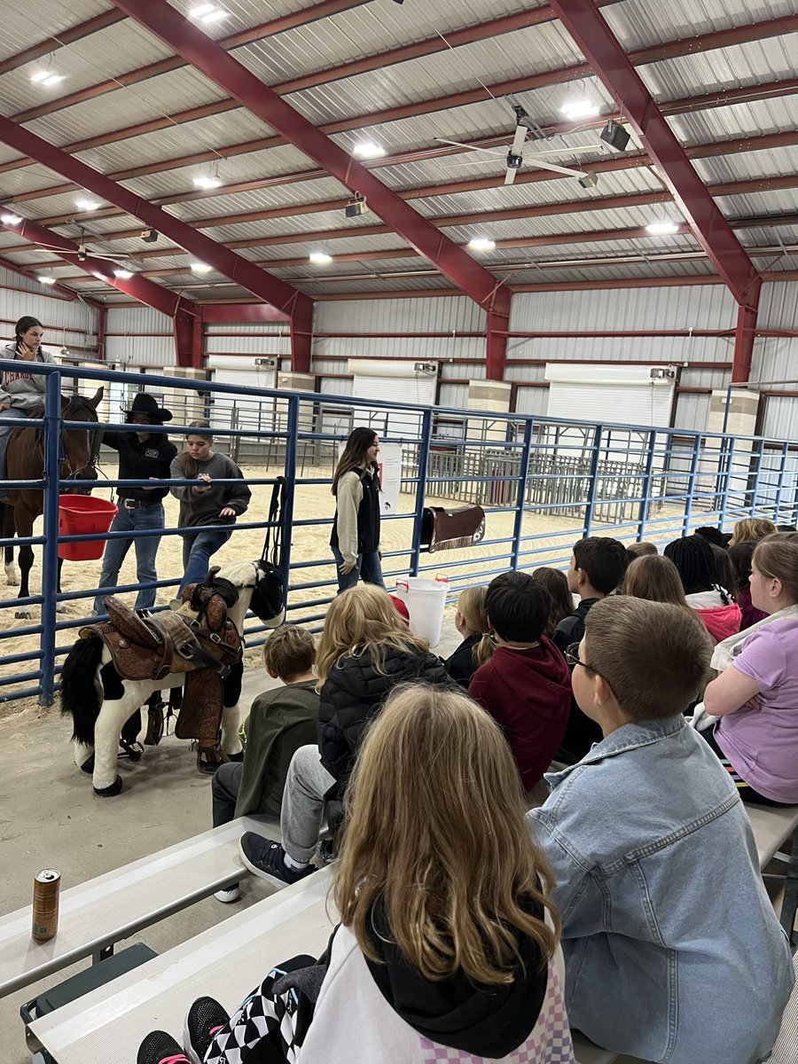 MrsNowak20's tweet photo. We had such an amazing time visiting the Ag Barn. We loved listening to  @northwest_ffa share all the animals they work with and things they do! The kids had a blast! https://t.co/ev0ryvxpme