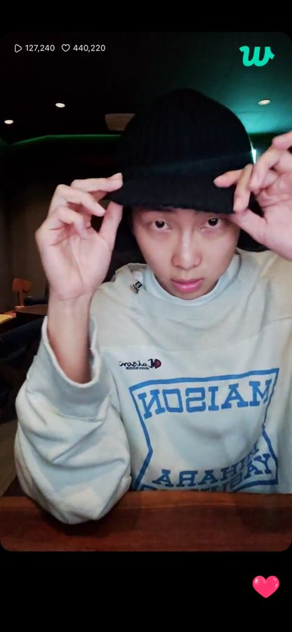 jeon_vantella's tweet image. 🌟| Traduccion del nuevo Live de #NAMJOON en Weverse: 

🐨: ¡hola chicos! Necesito tapar esta luz detrás de mí con mi cara porque es demasiado brillante. Estaba trabajando en música pero quería venir a saludar porque ¡hacía tiempo que no saludaba! ¿cómo has estado? (+)