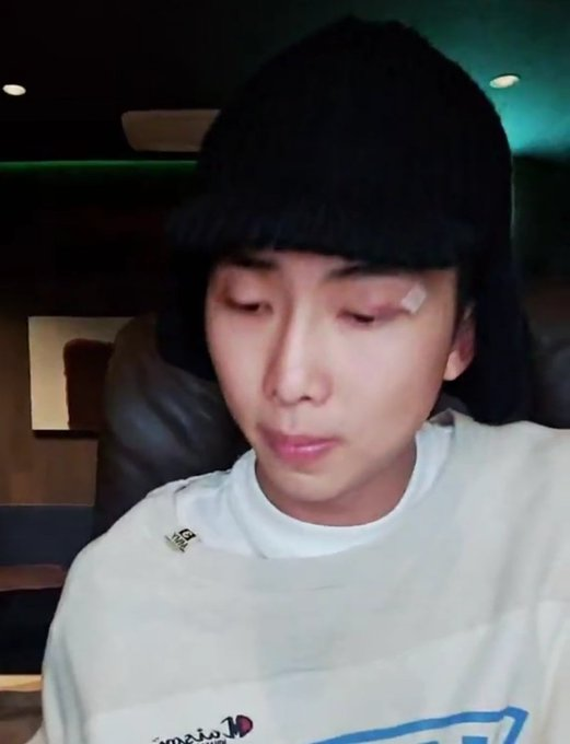 jeon_vantella's tweet image. 🌟| Traduccion del nuevo Live de #NAMJOON en Weverse: 

🐨: ¡hola chicos! Necesito tapar esta luz detrás de mí con mi cara porque es demasiado brillante. Estaba trabajando en música pero quería venir a saludar porque ¡hacía tiempo que no saludaba! ¿cómo has estado? (+)